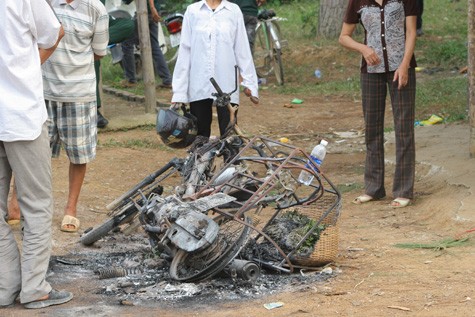 Chiếc xe máy bị cháy còn trơ khung ở ngay cạnh khu vực nhà máy Z121 khoảng 200m.